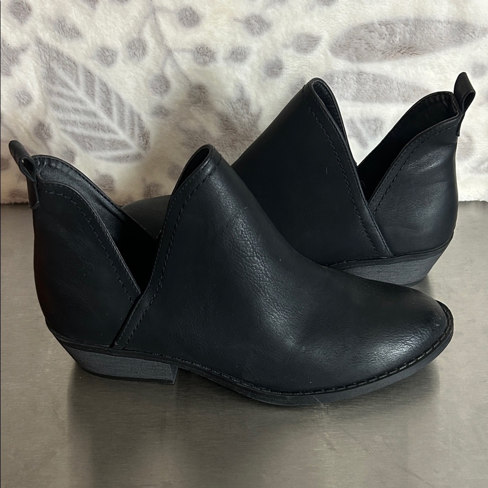 Universal Thread Black Ankle Boots